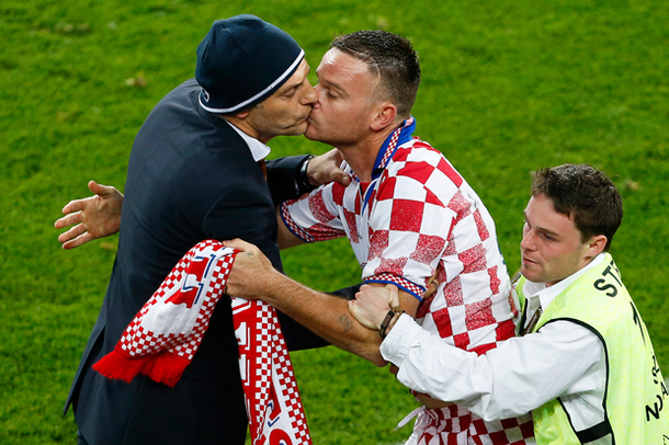 Antrenorul Croatiei sarutat cu foc de un fan