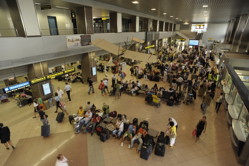 4 hoti prinsi in flagrant in Aeroportul Otopeni