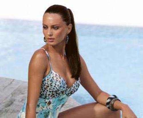 Catrinel Menghia se intretine cu mancare de fast food