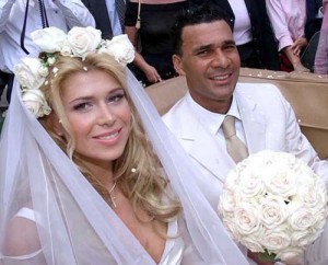 RUUD GULLIT AND HIS NEW WIFE ESTELLE CRUIJFF SIT IN A CAR AFTER THEIR WEDDING IN AMSTERDAM - Ziarul National