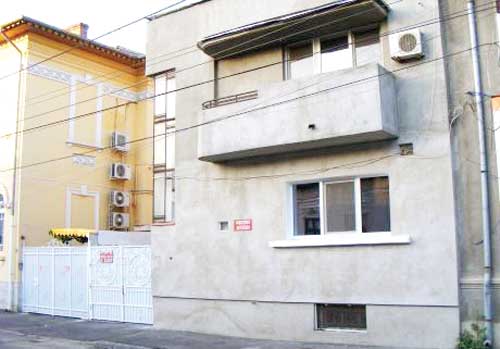 1.000 de euro ca sa dormi in patul „macelarului de la Perla”