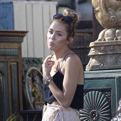 Miley Cyrus se automutileaza
