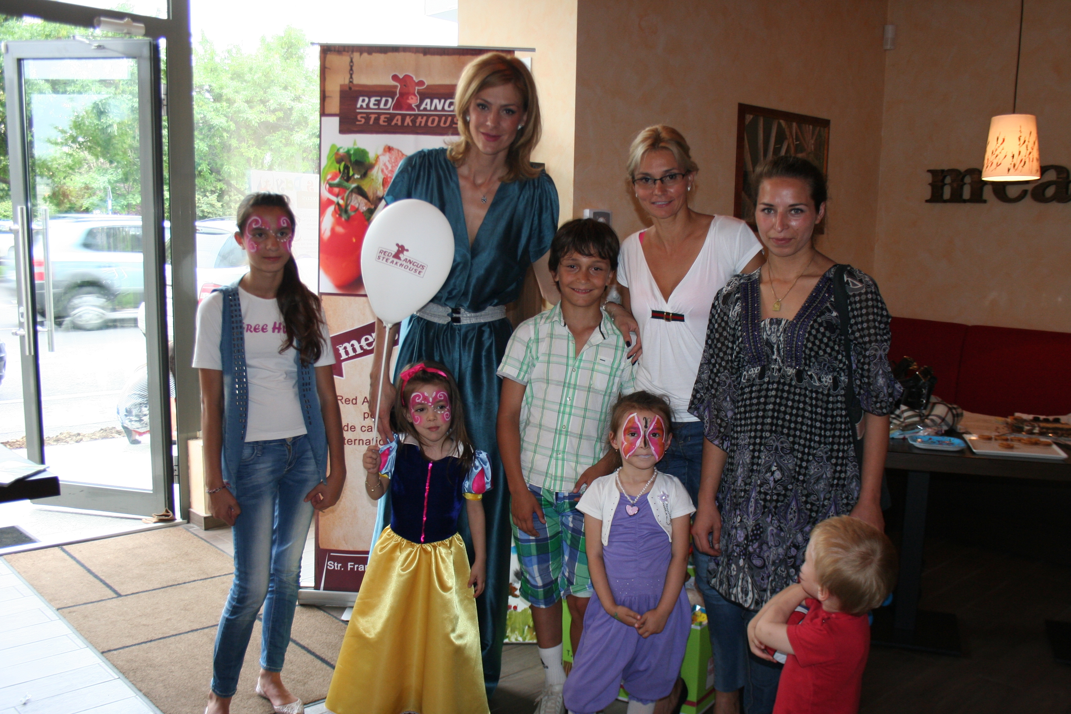 Fetita Roxanei Ciuhulescu, Alba ca Zapada la o petrecere pentru copii – FOTO