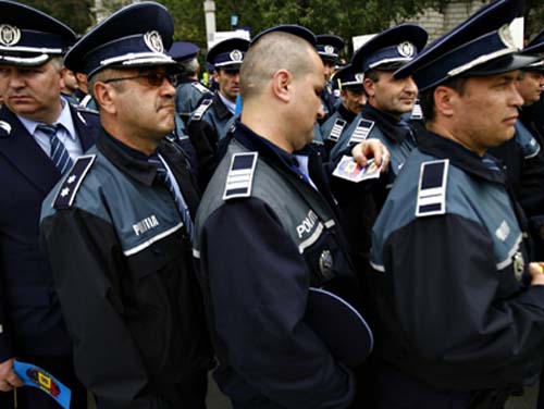 Premierul le da politistilor banii promisi inainte de alegeri