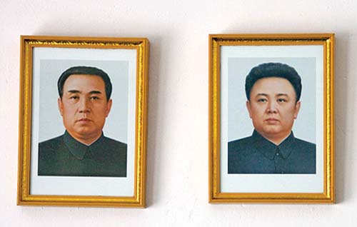 Medalie post mortem ca a salvat portretele lui Kim Ir Sen si Kim Jong Il