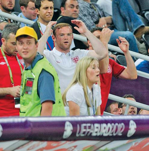 Rooney si-a scos implantul de par in public
