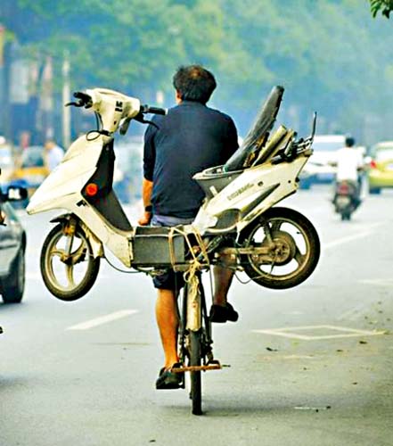 Umbla cu scuterul pe bicicleta