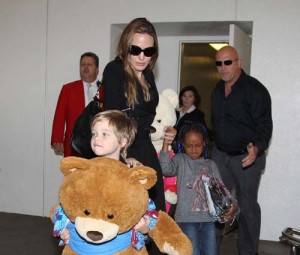 Angelina Jolie And Kids Touch Down In Los Angeles - Ziarul National