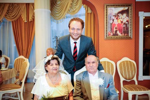 Fiul cuplului Doina si Ion Aldea-Teodorovici le-a facut bunicilor nunta de smarald