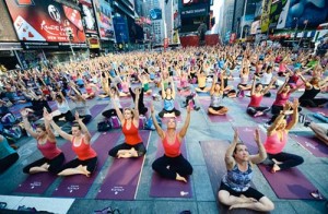 Participants take part in a mass yoga cl - Ziarul National