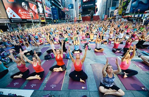 Yoga la New York, in intampinarea solstitiului de vara