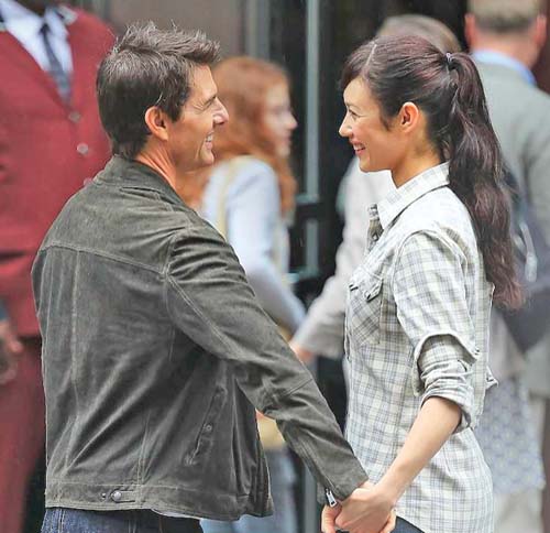 Tom Cruise are bucurii la Olga Kurylenko