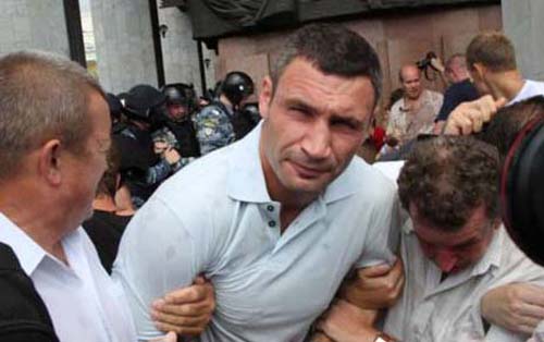 Vitali Klitschko, pus la pamant cu gaze lacrimogene