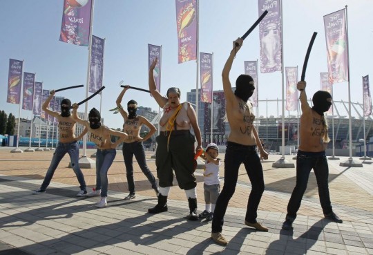 EURO 2012: Protest topless FEMEN inainte de finala