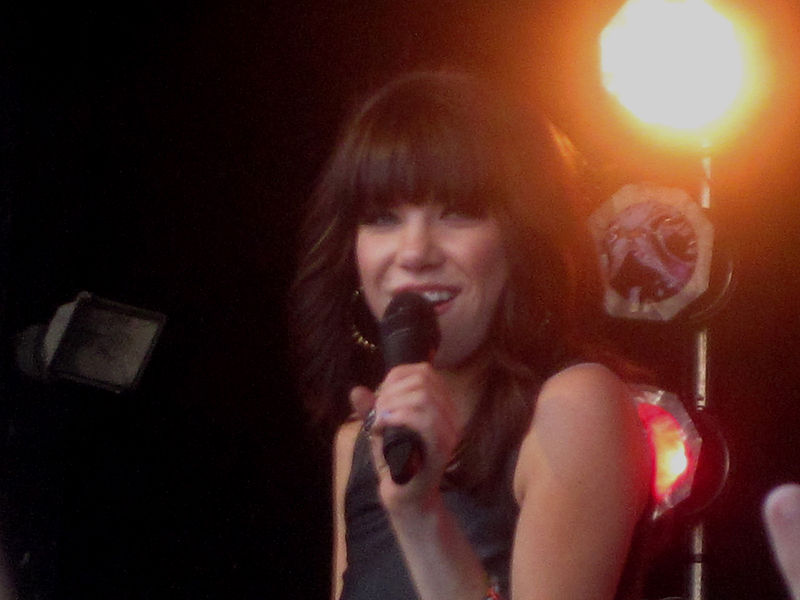 Poze cu Carly Rae Jepsen goala, furate din calculatorul ei