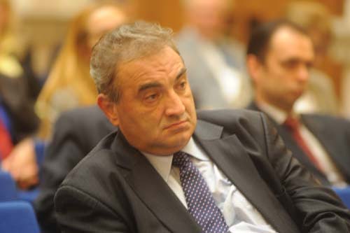 Leul se prabuseste din cauza rafuielilor politice