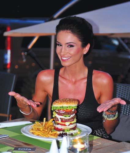 Geanina Ilies a sarbatorit Ziua Americii cu un hamburger de opt etaje