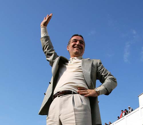 Maratonistul Gigi Becali – seara la meci, noaptea la nunta