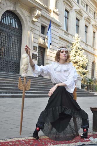 Iulia Albu si-a scos lada de zestre pe Lipscani