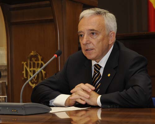 Isarescu anunta ca merge in Parlament