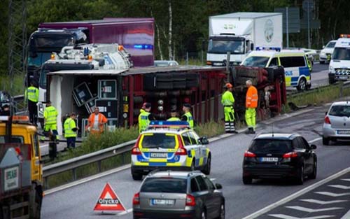 Un camion cu lucrurile Madonnei s-a rasturnat in Suedia