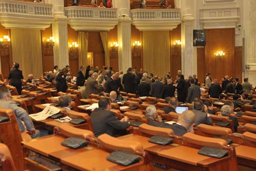 Scandal in Parlament pe temele Curtii Constitutionale si referendumului