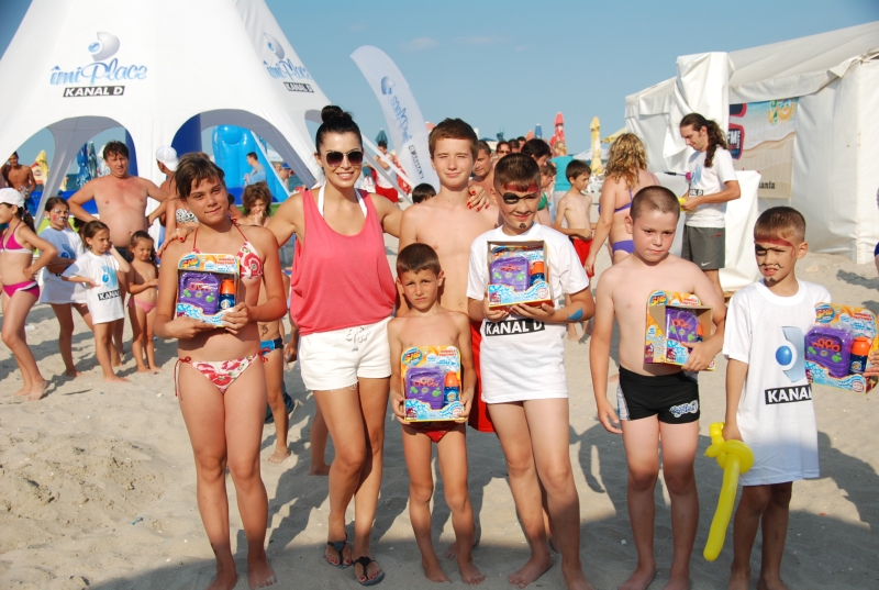 Simona Patruleasa, in mijlocul copiilor, pe plaja din Mamaia