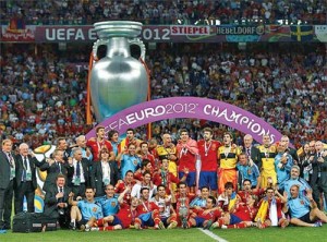 Spain - Ziarul National's national soccer players celebrate with trophy after defeating Italy to win Euro 2012 final in Kiev