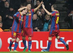 Villa-Iniesta-celebran-gol-Messi - Ziarul National
