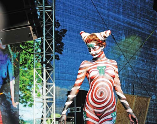 Body-painting pe stripteuse!