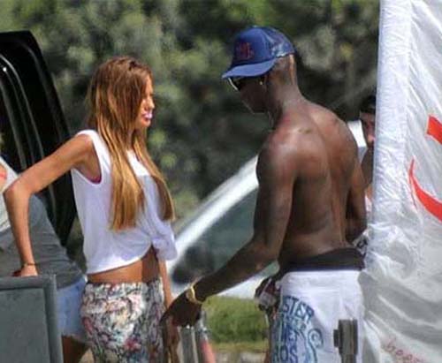 Balotelli „rade” tot in Ibiza: s-a combinat cu un model francez