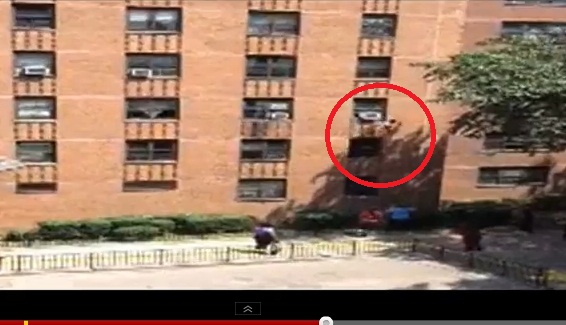 Salvare miraculoasa: Un barbat a prins in brate o fetita care a cazut de la etajul 3 – VIDEO