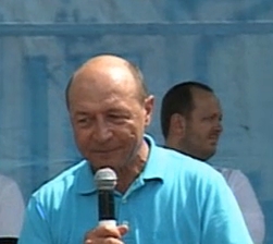 Basescu la mitingul de la Iasi: Va chem pe 29 sa spuneti ”nu” echipei Antonescu-Ponta-Voiculescu