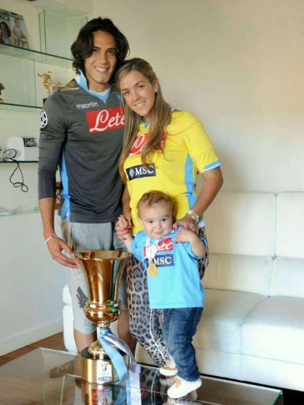 Cu sotia jefuita, Cavani vrea sa plece de la Napoli