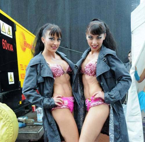 Cheeky Girls nu le au nici cu imbracatul, nici cu cantatul