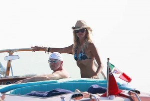 Bikini de Elle en barco en Ibiza - Ziarul National