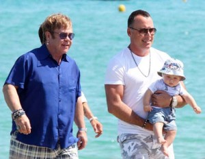ELTON JOHN ET SON COMPAGNON DAVID FURNISH AVEC LEUR BEBE ARRIVEN - Ziarul National