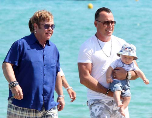 Elton John, “mama” pentru a doua oara