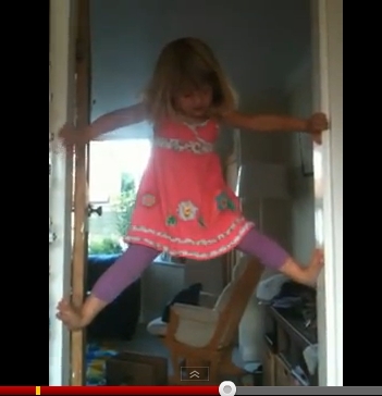 Fetita-Spiderman se catara pe cadrul usii in doi timpi si trei miscari! – VIDEO