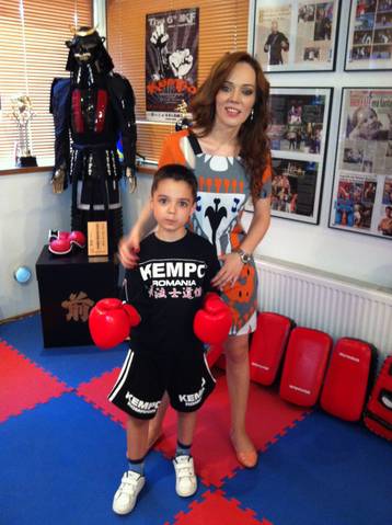 Baietelul realizatoarei TV Florentina Fantanaru face kempo la 6 ani! – FOTO