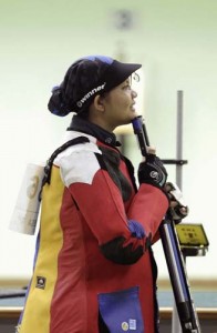 Pregnant Malaysian shooter Nur Suryani reacts after her rifle encounters technical problem at 36th Southeast Asian Shooting Championship 2012 in Subang - Ziarul National
