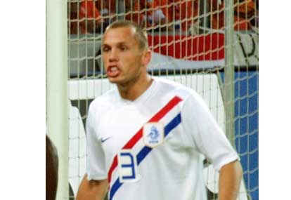 Turcii de la Fenerbahce se intaresc cu Heitinga si Gomis