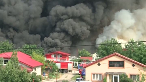 Incendiu puternic la un depozit de textile din Voluntari