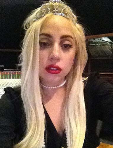 Lady GaGa s-a incoronat regina muzicii pop, cu tiara de la Vuitton