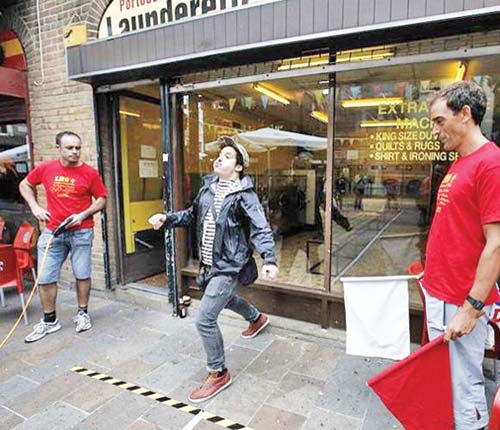 Spaniolii, campioni la „aruncarea cu maslina”