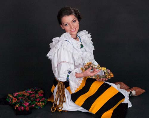 Maria Luiza Mih canta folclor la microfon batut in cristale Swarovski