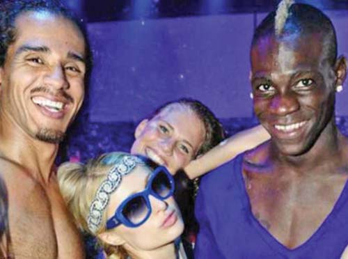 Mario Balotelli si Paris Hilton, destrabalare la Ibiza