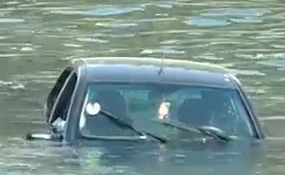 Un tanar a cazut cu masina in mijlocul raului Dambovita – VIDEO