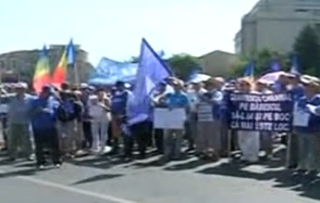 Capitala: Circa 300 de persoane au participat la un miting anti-Basescu, in Piata Victoriei