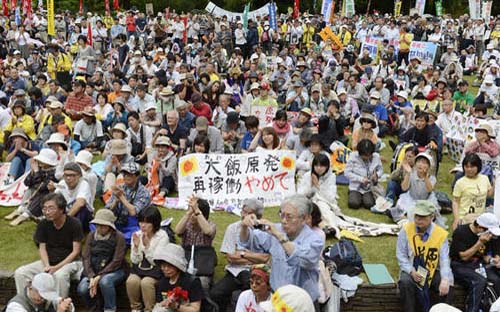 In ciuda protestelor, japonezii au repornit un reactor nuclear